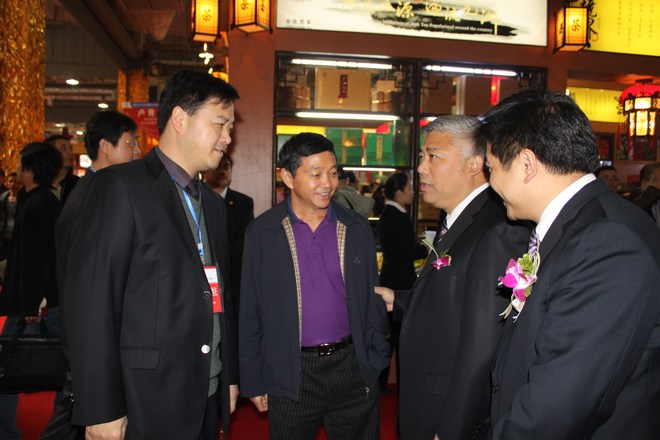 湖南省人民政府副省長盛茂林在時任公司董事長吳建松和總經理羅躍陪同下參觀農博會
